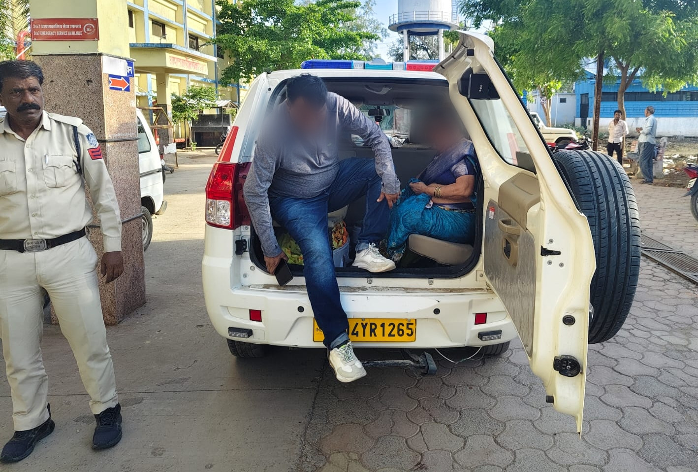 शाजापुर थाना सुनेरा क्षेत्र में ट्रक और कार की टक्कर में 02 व्यक्ति हुए गंभीर रूप से घायल, डायल-112 जवानों ने एफ आर व्ही वाहन से पहुँचाया अस्पताल।
